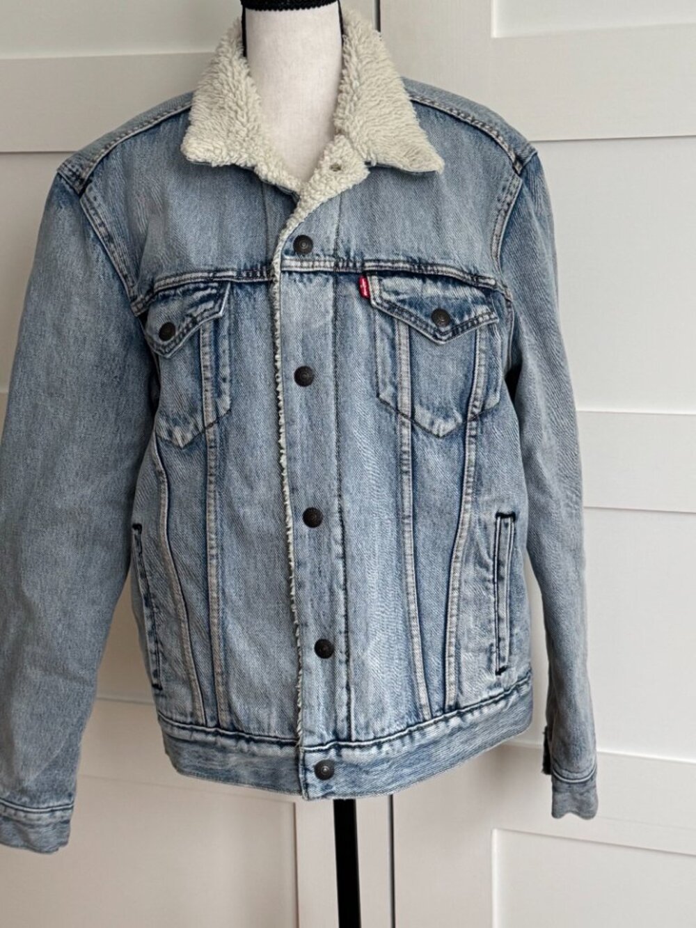 Levi's Original Trucker jacket - faded denim with sherpa ling - size M - Picture 2 of 7